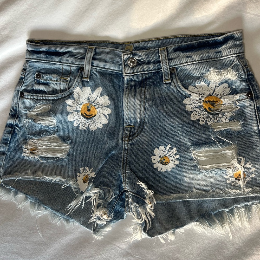 7 for all Mankind denim daisy cutoff shorts. Sz 26